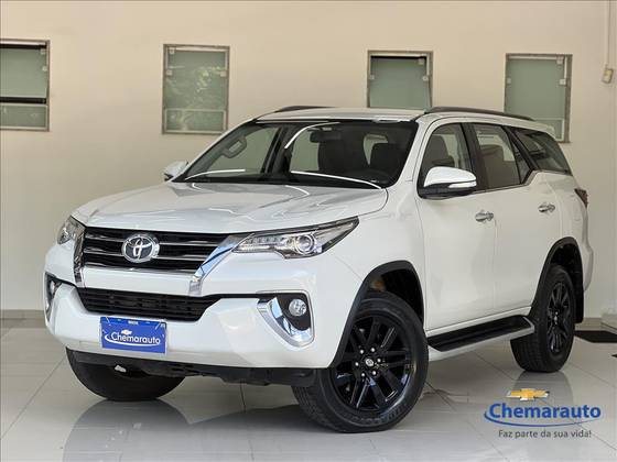 TOYOTA HILUX SW4 2.8 SRX 4X4 7 LUGARES 16V TURBO INTERCOOLER DIESEL 4P AUTOMÁTICO